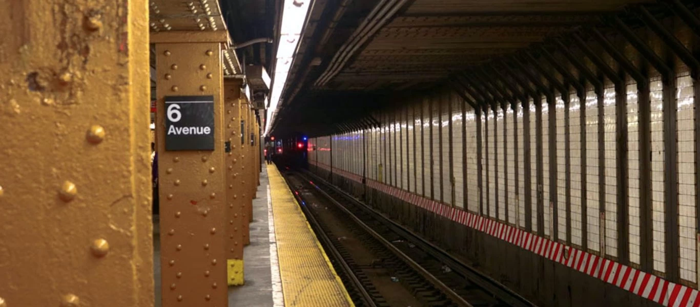 Άντρας έτρεξε και έσπρωξε γυναίκα στις γραμμές του μετρό (βίντεο)